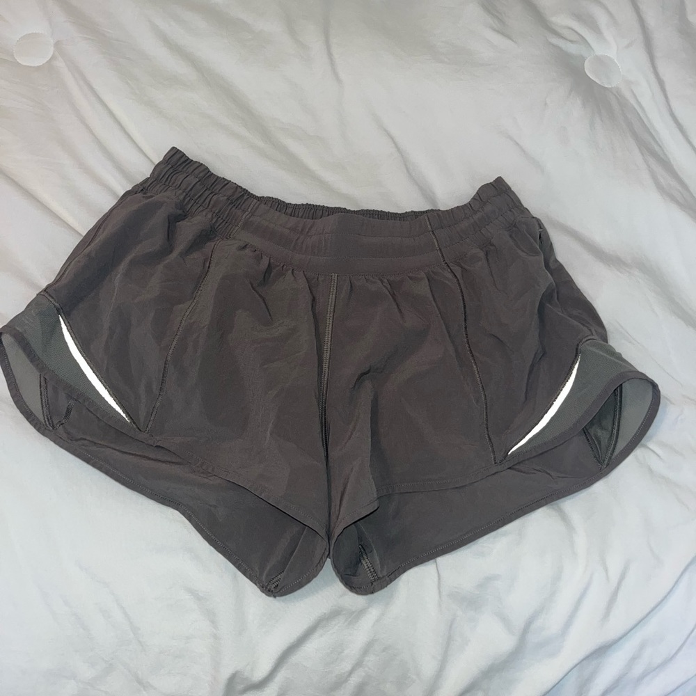 Lululemon hotty hot 2.5 low rise shorts size 8